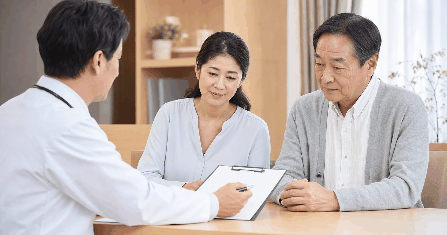 大腸がんの治療目的と選択肢を医師に確認する患者様とご家族