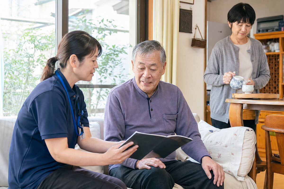 自宅で緩和ケアを受けながら穏やかに過ごす患者と家族