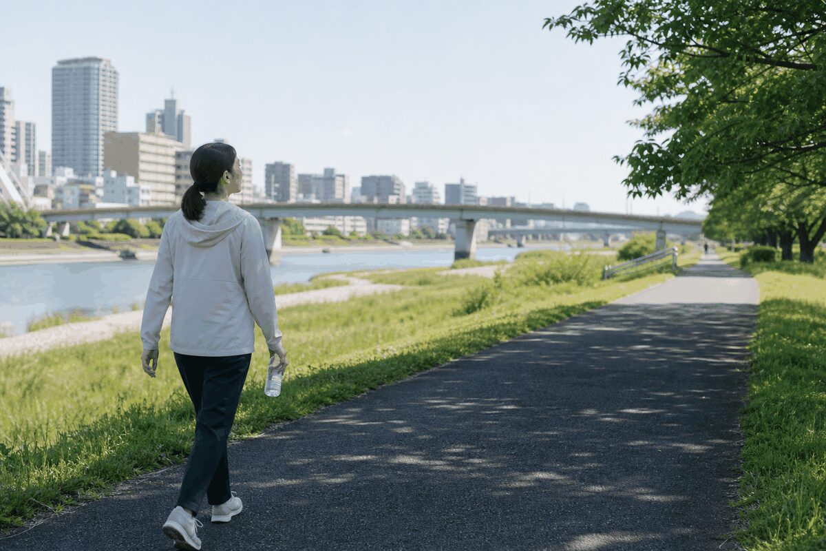 禁煙と健康的な生活を続けるために屋外を歩く様子