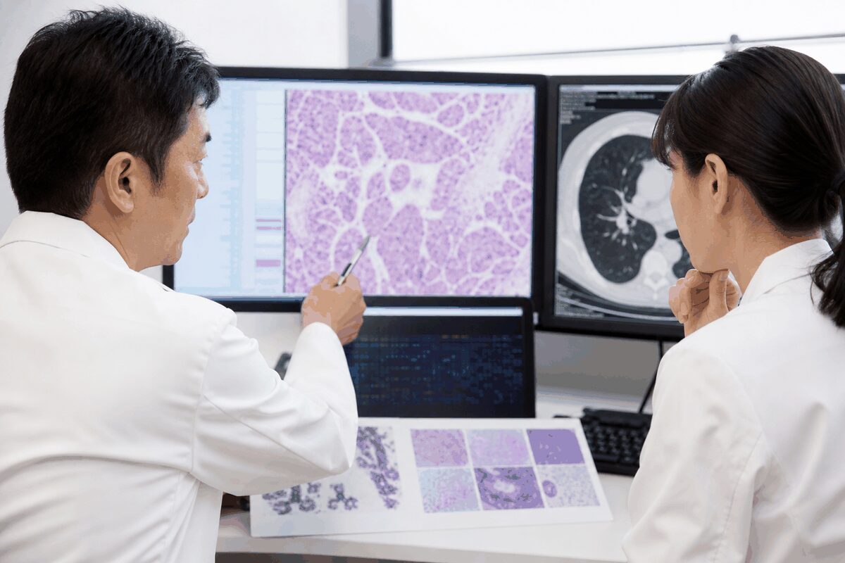 肺がんの病理標本と遺伝子検査結果を確認する医療者