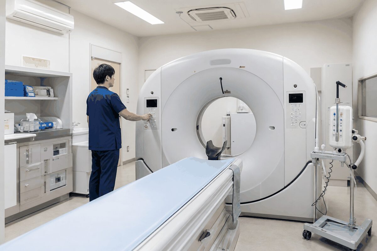 肺がんの検査に使用されるCT装置と検査室