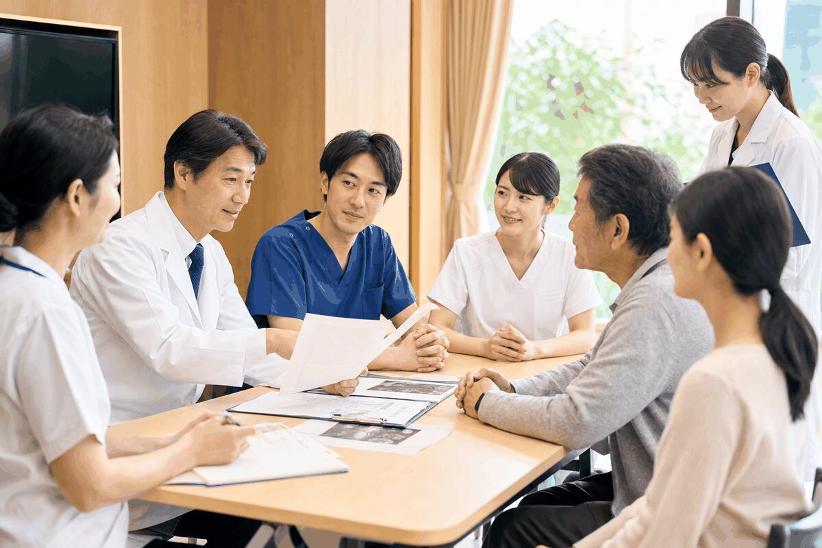 肺がんの治療方針を患者と家族、多職種の医療者で話し合う様子