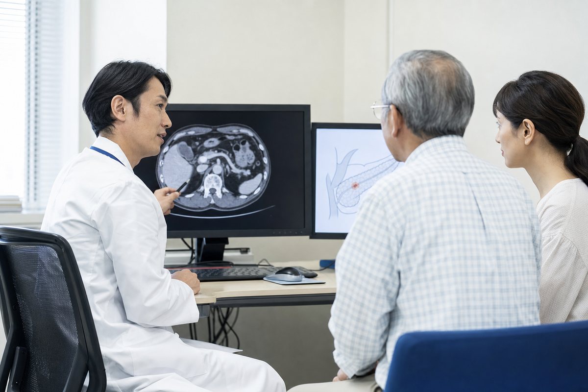 膵臓がんステージ1の画像検査を確認する日本人医師と患者