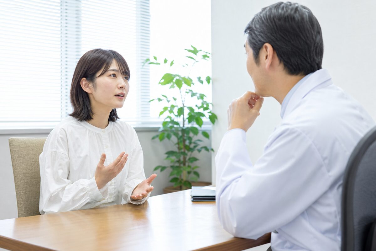 年齢にかかわらず血便や便通変化を医師へ相談する様子