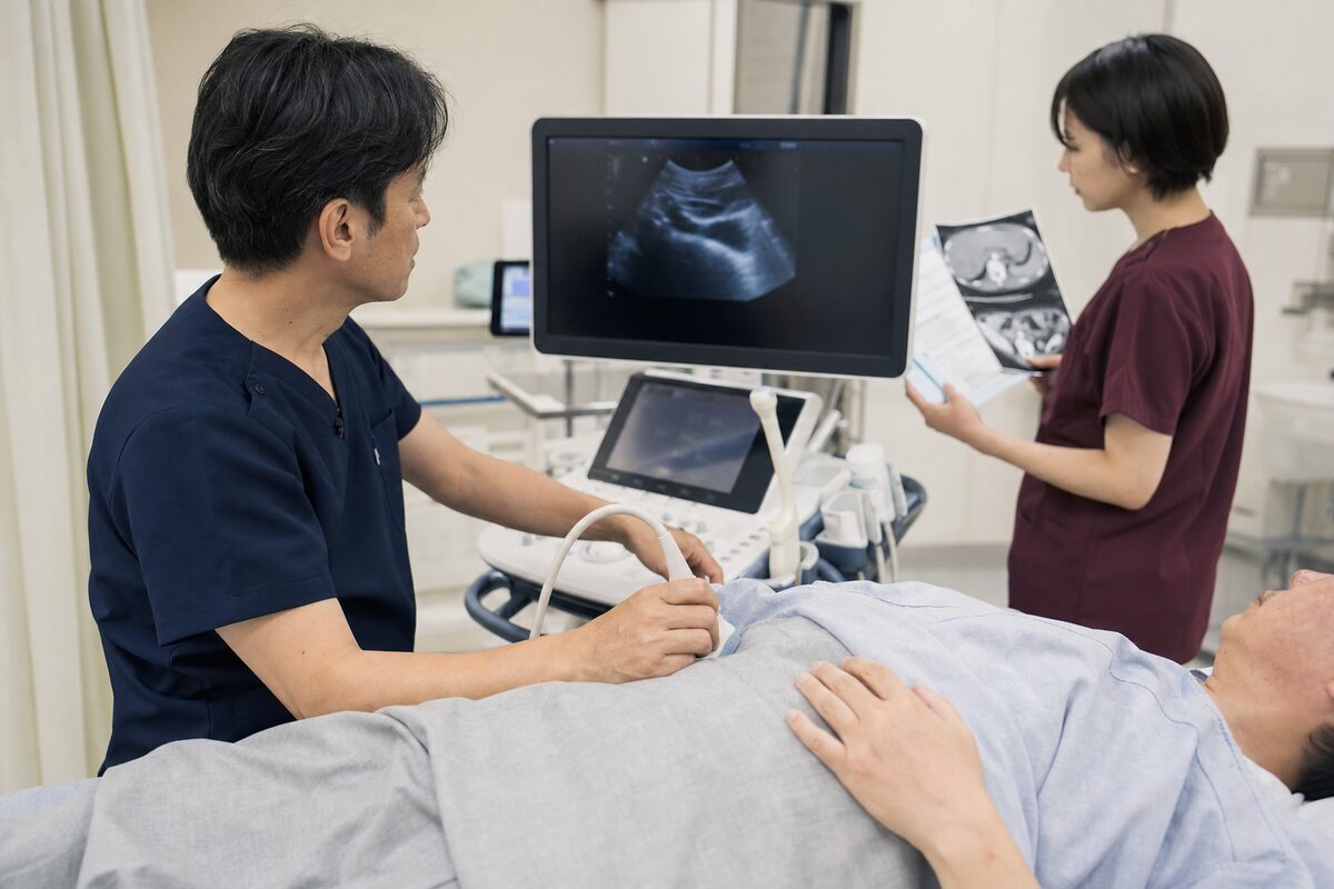 超音波検査と血液検査で腹水の量や原因を確認する医療者
