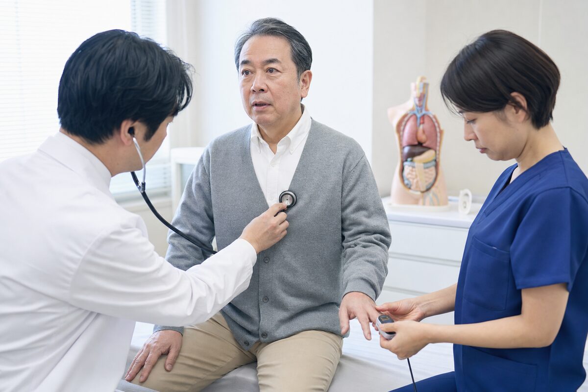 胸水による息切れについて呼吸状態の診察を受ける患者